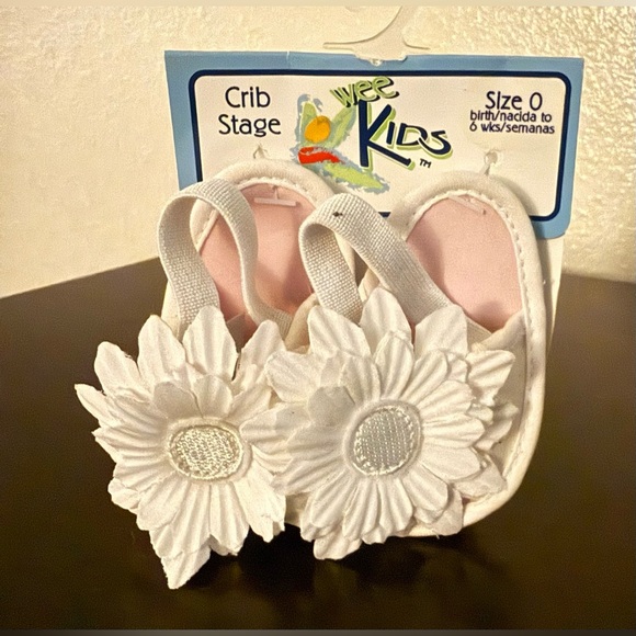 Wee Kids Other - Wee Kids White Floral Baby Crib Shoes Sandals Size 0 New Soft Sole Infant